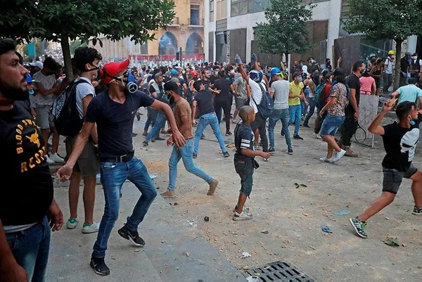 Lübnan'da tansiyon düşmüyor! Beyrut'ta güvenlik güçlerinden protestoculara müdahale-5
