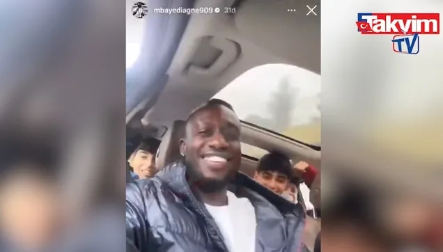 Fatih Karagümrük’ün golcüsü Mbaye Diagne, antrenman dönüşü yol kenarında otostop çeken öğrencileri aracına aldı