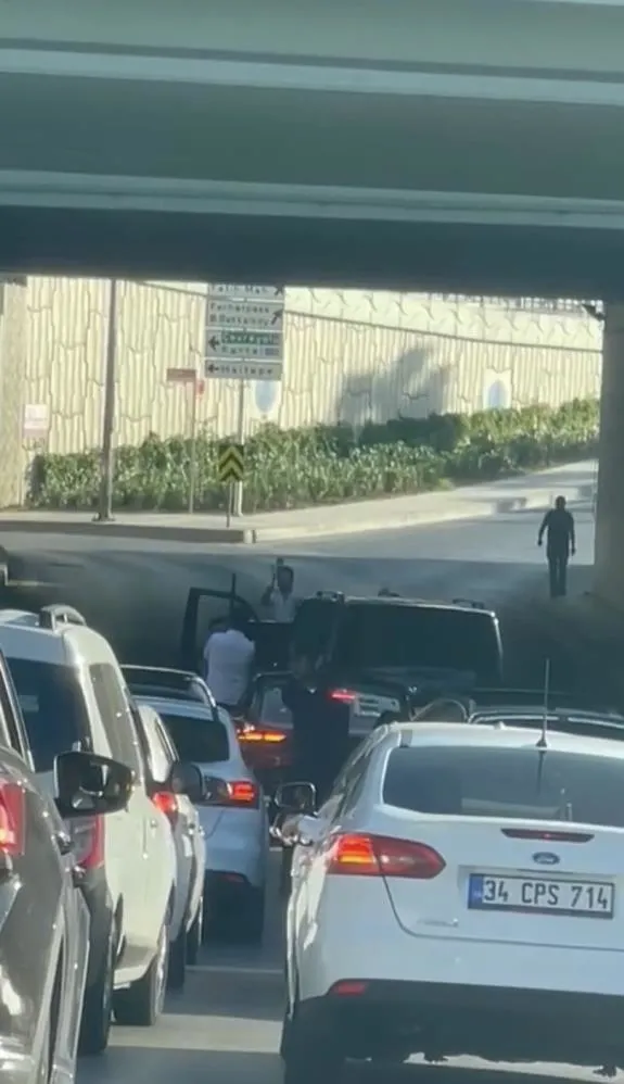 Sancaktepe'de pompalıyla havaya ateş açan magandalara suçüstü!-3