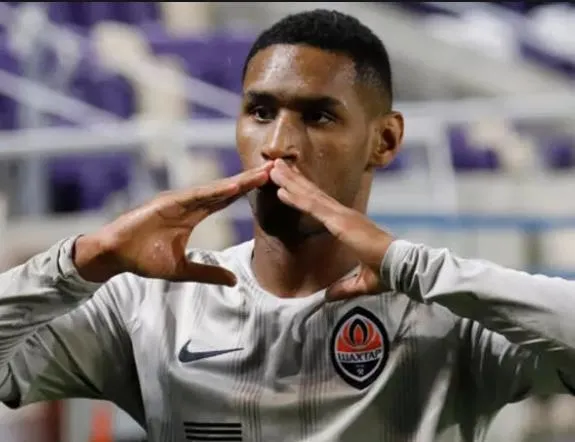 fenere-bir-calim-daha-komisyon-krizi-bitti-tete-galatasarayi-secti-1691617071465.jpeg Fener'e bir çalım daha! Komisyon krizi bitti: Tete Galatasaray'ı seçti!-3