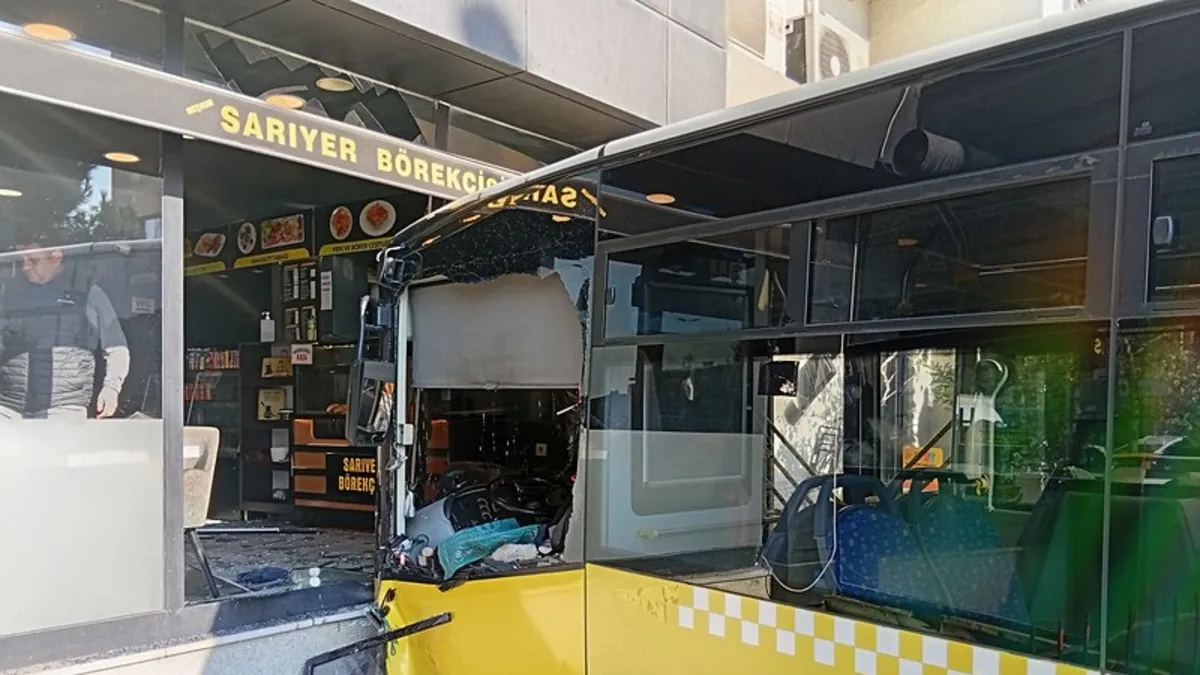 Üsküdar'da İETT otobüsü börekçiye girdi: 3 kişi yaralandı!