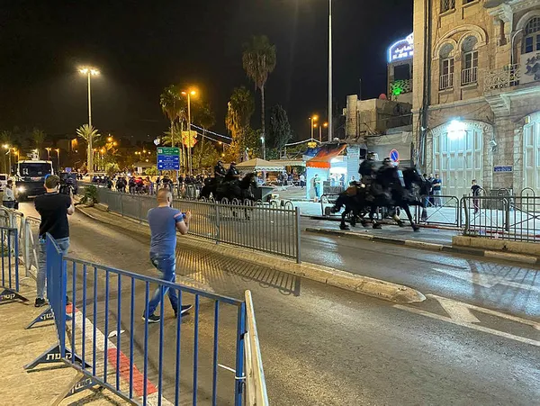 israil-polisinin-dogu-kuduste-filistinlilere-saldirisi-altinci-gununde-teravih-namazi-sonrasi-mudahale-1618781920986.jpg İsrail polisinin Doğu Kudüs'te Filistinlilere saldırısı altıncı gününde! Teravih namazı sonrası müdahale...-2