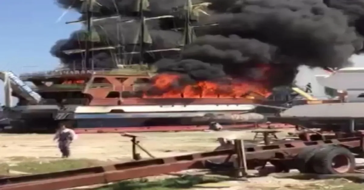 Antalya'nın Manavgat ilçesinde korku dolu anlar! Gezi teknesinde yangın çıktı.
