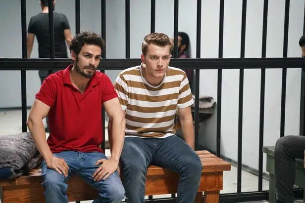 Gençliğim Eyvah 4. yeni bölümde izleyiciyi neler bekliyor? Çavi ve Zola'dan kurtulmak isteyen Arif'in oyunu ters tepiyor!-2