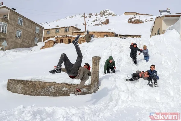Kar kalınlığı 2 metreyi aştı! Van'ın köylerinde 'beyaz esaret' yaşanıyor - 29
