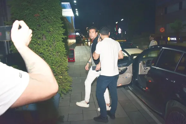 tuvana-turkayla-iliskisi-ihanet-iddialari-yuzunden-biten-izzet-antebi-capkinlik-turunda-gizemli-bir-kadinla-fe-1687380395198.jpeg Tuvana Türkay’la ilişkisi ihanet iddiaları yüzünden biten İzzet Antebi çapkınlık turunda! Gizemli kadınla fena yakalandı...-3