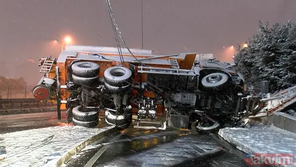 Beylikdüzü'nde kar küreme aracı devrildi! - 8