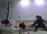 Bakıcı dehşeti gizli kameraya yansıdı