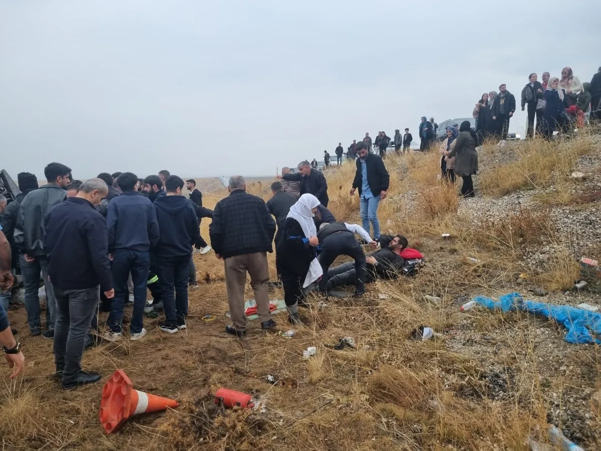 1793248315278.jpeg Hakkari-Van yolunda feci kaza! Polis memuru Tayfun Akalan şehit oldu: 11 kişi yaralandı-3