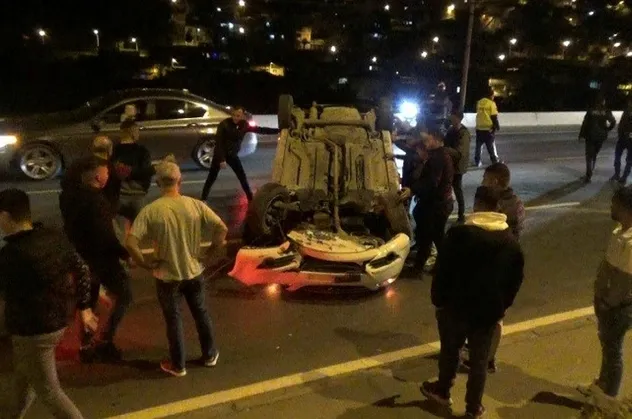 İzmir'de alkollü sürücü kaldırıma çarptı takla attı