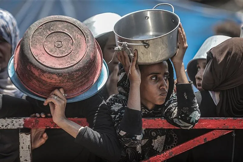 Gazze kentinde gerçekleşen dağıtım sırasında yoğunluk oluştu. (AA)
