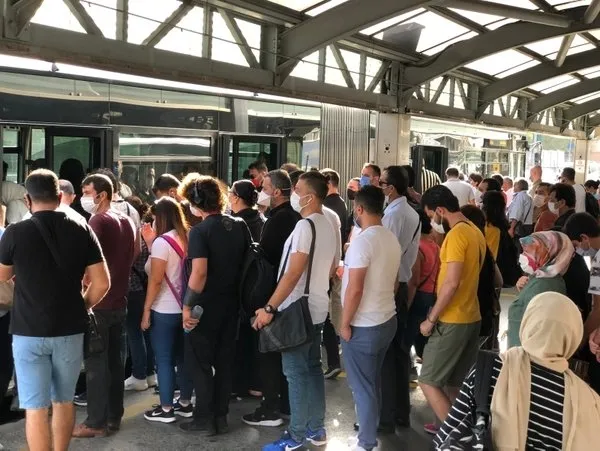 İstanbul'da pes dedirten görüntüler! Koronavirüs yasağına rağmen metrobüsler tıklım tıklım-2