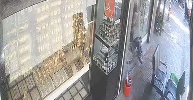 Sürücüsünün fenalaştığı motosiklet kuyumcu dükkanına daldı: O anlar kamerada