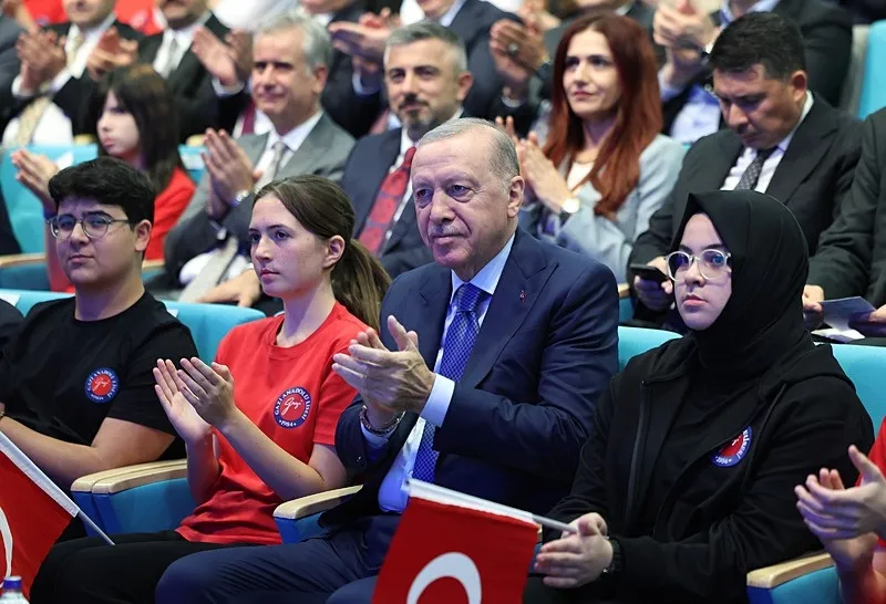 baskan-erdoganin-cocuklarin-soyledigi-cayelinden-oteye-turkusune-eslik-etti-1789403910627.jpeg Başkan Erdoğan’ın çocukların söylediği Çayeli'nden Öteye türküsüne eşlik etti-4