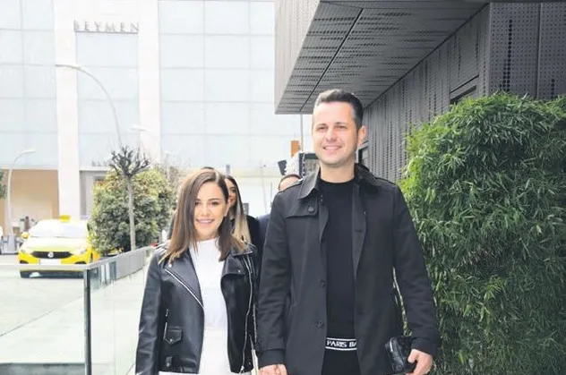 Merve Özbey ile Kenan Koçak çifti kıyafetleri ile uyum sergiledi