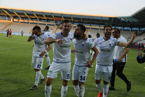 buyuksehir-belediye-erzurumspor-super-lige-cikma-basarisini-gosterdi-1595091728425.jpg Büyükşehir Belediye Erzurumspor, Süper Lig'e çıkma başarısını gösterdi-3