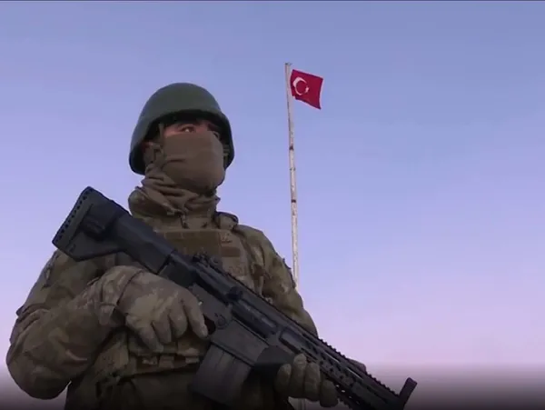 mehmetcikten-bayrak-donduran-sogukta-vatan-nobeti-kirpikleri-donan-askerler-gorev-basinda-1642321488959.jpg Mehmetçik’ten bayrak donduran soğukta vatan nöbeti! Kirpikleri donan askerler görev başında-7