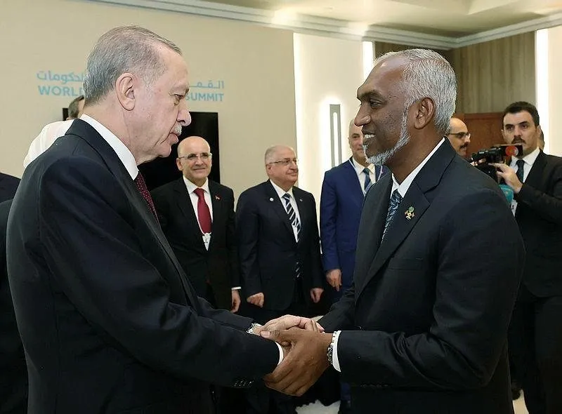 Erdoğan, Maldivler Devlet Başkanı Muhammed Muizzu ile ayaküstü görüşme gerçekleştirdi.