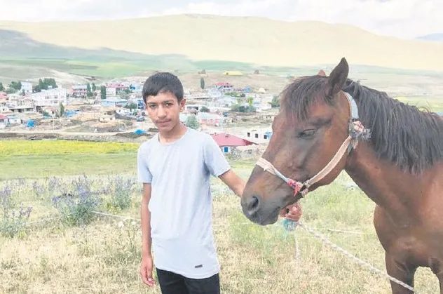 Alişan'dan alkışlık hareket! LGS'de birinci olan Karslı Adil Karadağ'ın başarısına kayıtsız kalmadı