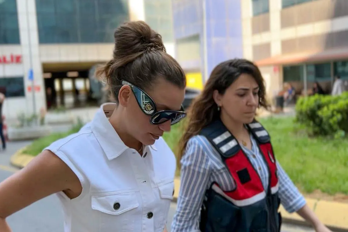 serenay-sarikaya-adli-kontrol-sartiyla-salindi-sorguya-cekildi-kan-verdi-adliyeye-boyle-sevk-edildi-1779702574542.jpeg Serenay Sarıkaya adli kontrol şartıyla salındı! Sorguya çekildi kan verdi... Adliyeye böyle sevk edildi-3