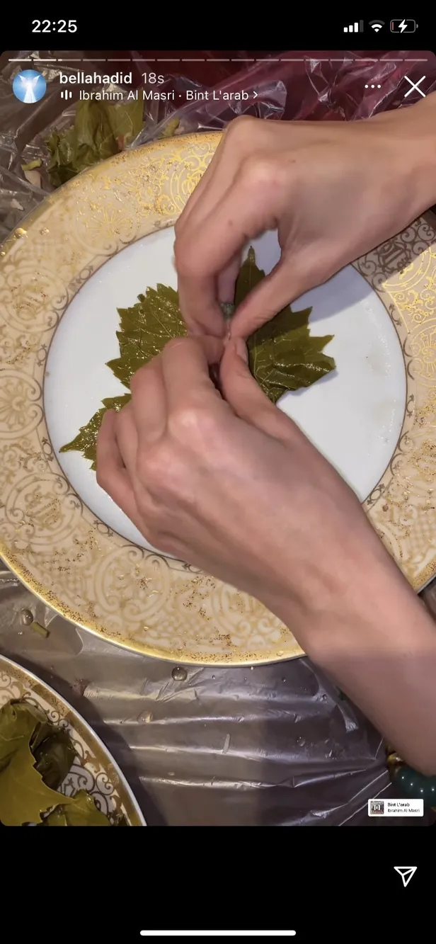 Bella Hadid kolları sıvadı mutfağa girdi sarma sardı! Koca bir tencere yaprak sarması yaptı 'kenarları geç kıvırıyorsun Bellacım'-4