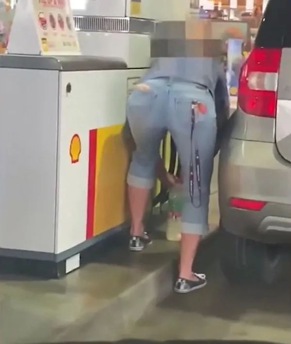 ingiltere-yakit-krizi-bir-kadin-pet-sisedeki-suyu-bosaltti-icine-benzin-koydu-o-anlar-kamerada-1632824628287.jpg İngiltere yakıt krizi | Bir kadın pet şişedeki suyu boşalttı içine benzin koydu! O anlar kamerada-3