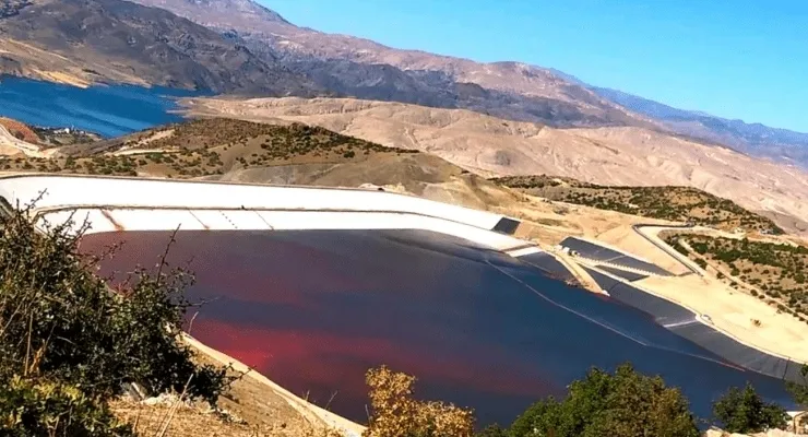 erzincan-ilicte-toprak-siyanurlu-mu-siyanur-havuzu-mu-var-siyanurlu-toprak-nedir-zararli-mi-suya-karisirsa-ne-1707833693599.jpeg Erzincan İliç'te siyanür iddiası! Altın madeni son dakika açıklama geldi! Fırat Nehri'ne sızma var mı? Siyanür suya karışırsa...-2