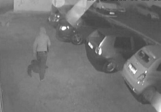 Kadıköy'de park halindeki otomobili çalan şüphelilere yapılan operasyon kamerada-1