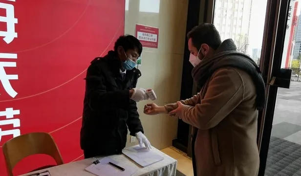 Çin'de yaşayan Türk oyuncu Koronavirüs hakkında konuştu: "Wuhan plakası görenler polisi arıyor"-3