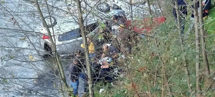 trabzonda-surucu-adayinin-kullandigi-otomobil-dereye-uctu-1701439653633.jpeg Trabzon'da sürücü adayının kullandığı otomobil dereye uçtu!-3