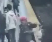 Metro bekleyen kadını raylara itti