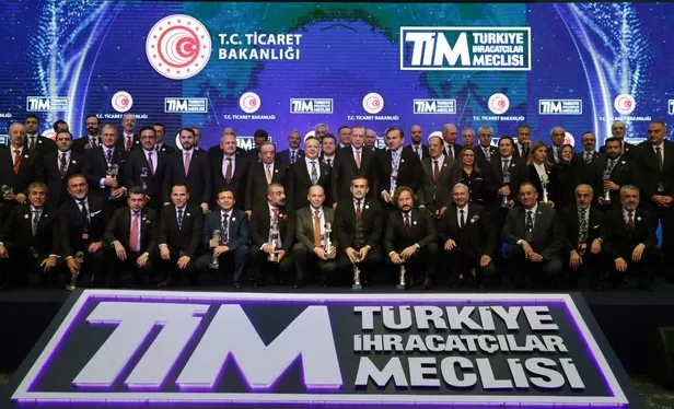Bakan Berat Albayrak'tan ödül alan 500 hizmet ihracatçısına tebrik-2