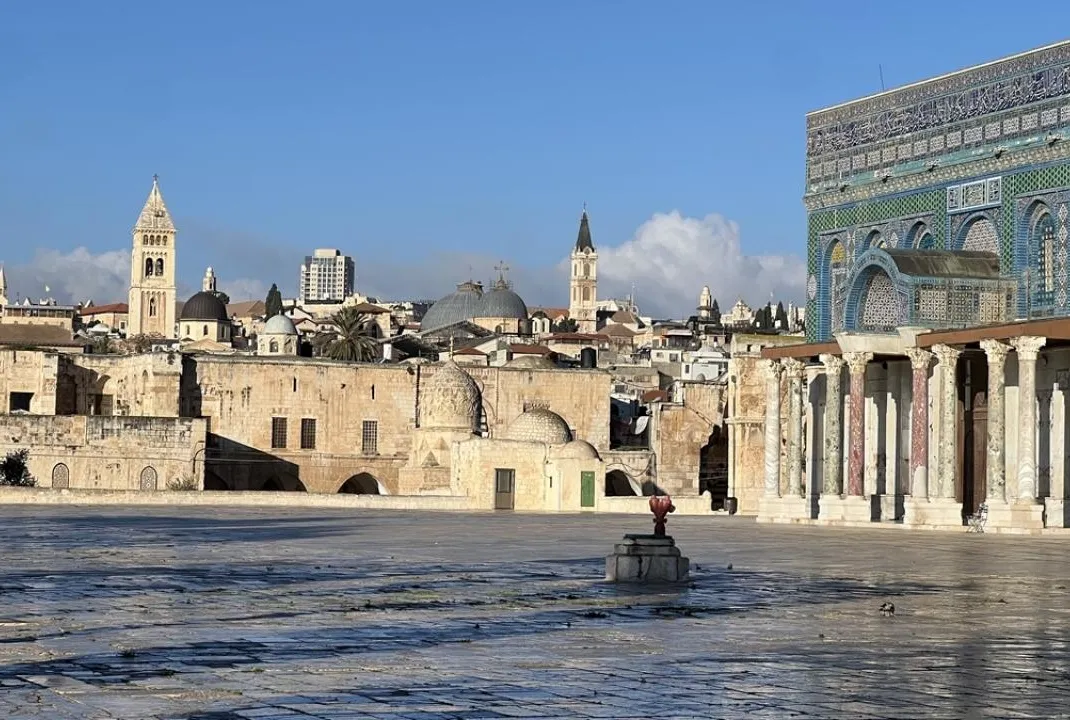 Namaz kılanlara coplu biber gazlı müdahale!