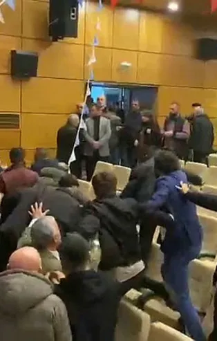 İYİ Parti kongresinde salon bir anda karıştı! İYİ Partili İsmail Keskin'in açıklamasının ardından yumruklar havada uçuştu