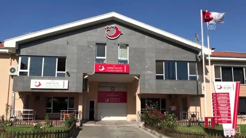 bulgaristana-kacarken-jandarmaya-tutuldular-8-gocmen-teslim-edildi-1711539616712.jpg Bulgaristan'a kaçarken jandarmaya yakalandılar: Hem göçmen hem uyuşturucu taşıyordu-2