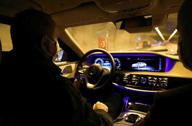 Direksiyon başına geçen Başkan Erdoğan'ın makam aracından görüntüler! Radyoda o türkü vardı...-2