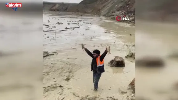 Arnavutköy'de İBB'nin döküm sahasına çevirdiği Mavi Göl'de balıklar can çekişiyor