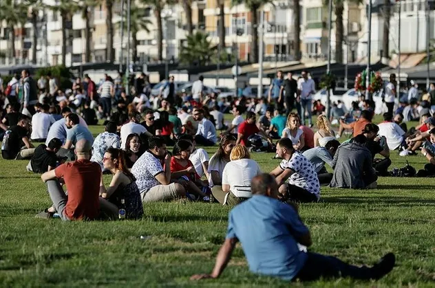 İzmir'de şoke eden görüntü: Kordonboyu'nda sosyal mesafe hiçe sayıldı vatandaşlar halay çekti!
