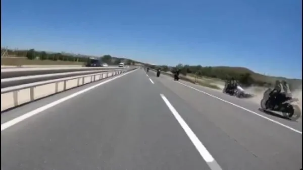 tek-tekerli-hiz-denemesi-kotu-bitti-motosikletler-birbirine-girdi-1657264347337.jpeg Tek tekerli hız denemesi kötü bitti! Motosikletler birbirine girdi-3