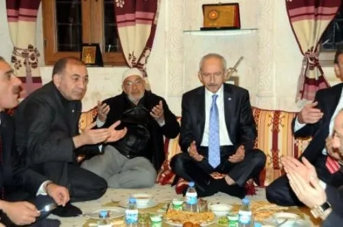 chp-yandasi-tele-1de-yayin-yapan-enver-aysever-icindeki-islam-dusmanligini-bir-kez-daha-kustu-killi-adamlar-co-1648118343860.jpg CHP yandaşı TELE 1'de yayın yapan Enver Aysever içindeki İslam düşmanlığını bir kez daha kustu! 'Kıllı adamlar... çorap kokar'-4