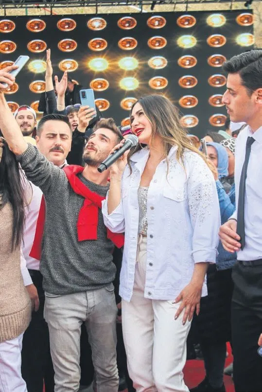 1697761359647.jpeg Barış Murat Yağcı'dan yeni projeye hazırlanıyor! Tek başına görüntülendiği AVM'de bakın ne açıklamalarda bulundu-6