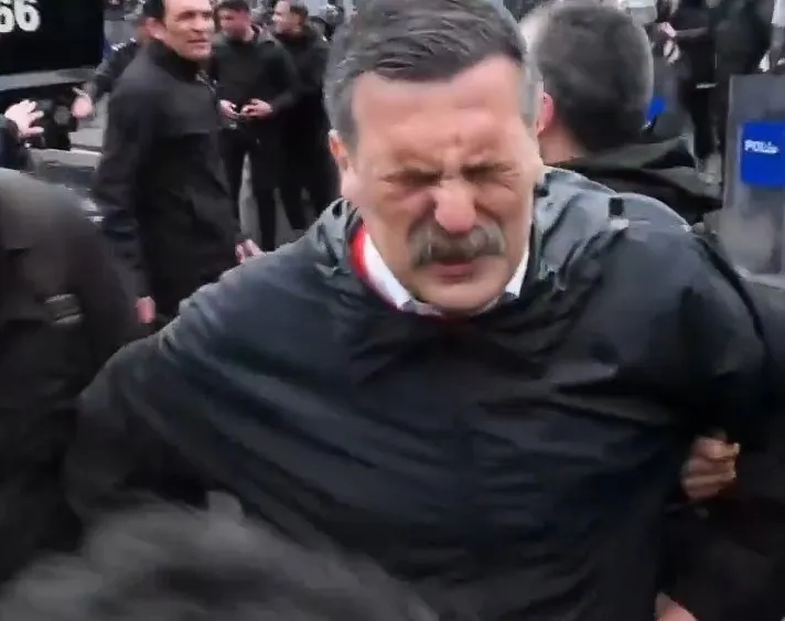 istanbulda-izinsiz-1-mayis-gosterilerine-polis-mudahale-etti-gozaltilar-var-15-temmuz-sehitler-koprusunu-kapat-1777633683839.jpeg İstanbul'da izinsiz 1 Mayıs gösterilerine polis müdahale etti-5