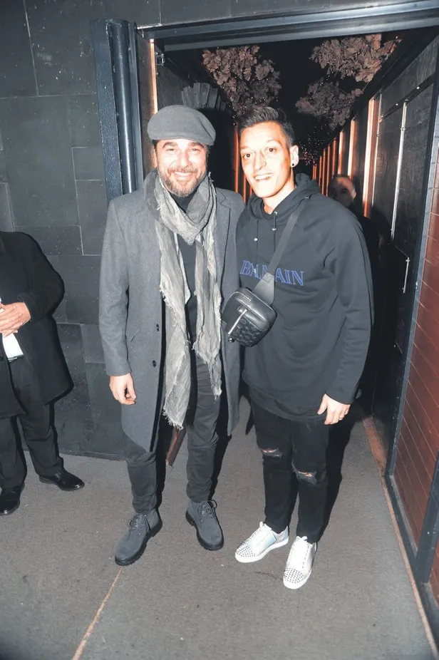 1580938321752.jpeg Mesut Özil'in başı İngiltere'de dertten kurtulmuyor! Küfür ve ölüm tehdidi...-3