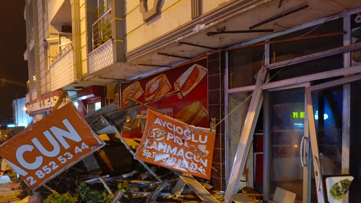 Kaza geliyorum dedi! Bir anlık dikkatsizlik felaket getirdi! Esenyurt'ta bir kamyon 11 aracın içinden geçti!