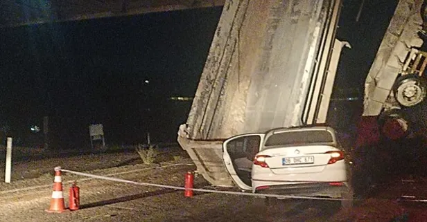 Damperi açılan kamyona otomobil çarptı: 1 ölü, 3 yaralı