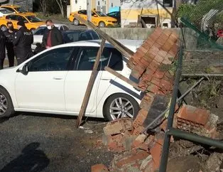 Beşiktaş’ta istinat duvarı araçların üzerine çöktü!