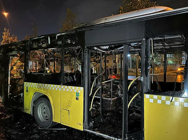 istanbullunun-cani-tehlikede-basaksehirde-iett-otobusu-alev-alev-yandi-1699469813829.jpg İstanbullunun canı tehlikede! Başakşehir'de İETT otobüsü alev alev yandı | Yolcular canını zor kurtardı-6