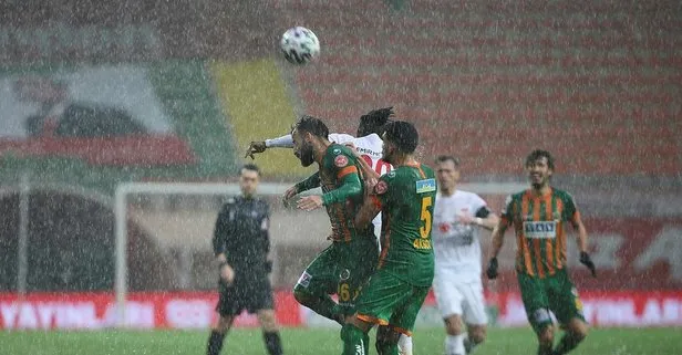 Son dakika: Aytemiz Alanyaspor-Demir Grup Sivasspor maçı sağanak yağmur nedeniyle ertelendi
