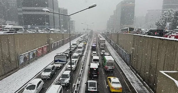 İstanbul’da kar manzarası....Trafik durdu toplu ulaşım çöktü!