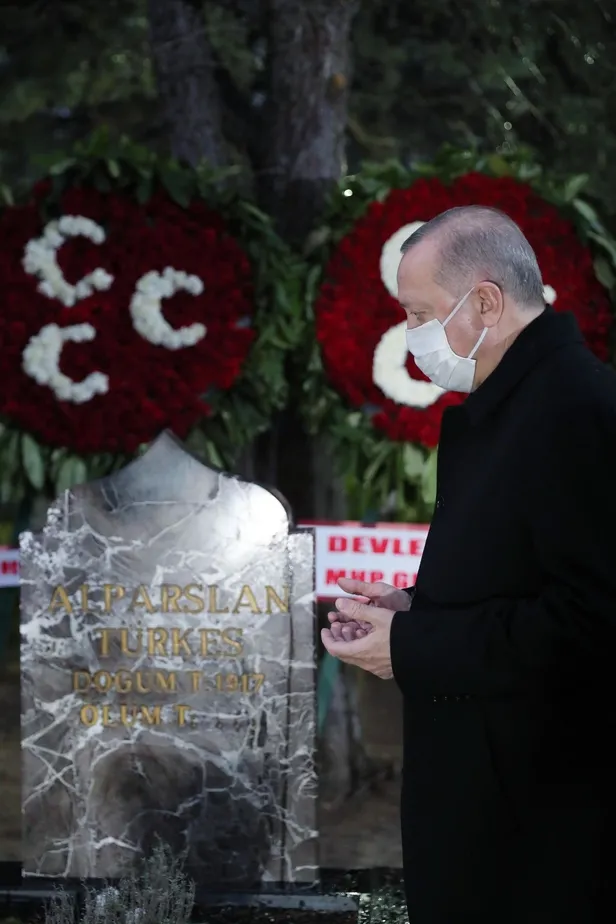 son-dakika-baskan-erdogandan-alparslan-turkesin-kabrine-ziyaret-1617641301282.jpeg Son dakika: Başkan Erdoğan'dan Alparslan Türkeş'in kabrine ziyaret-4